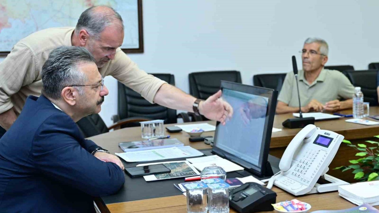 Vali Aksoy, yangınla ilgili gelişmeleri koordinasyon merkezinden takip ediyor