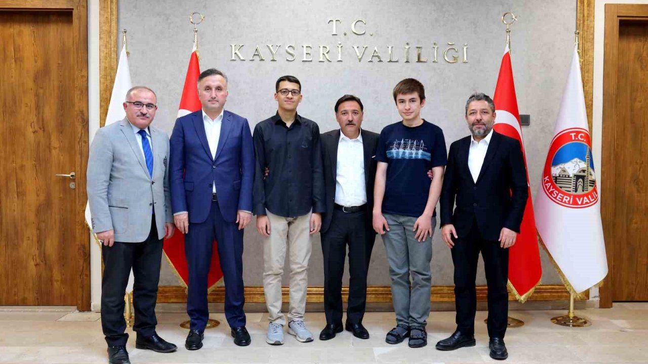 Vali Çiçek, YKS’de dereceye giren öğrencileri makamında kabul etti