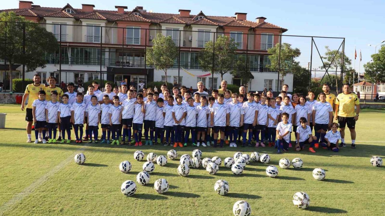 Nazilli Belediyesi Yaz Futbol Okulu faaliyete başladı