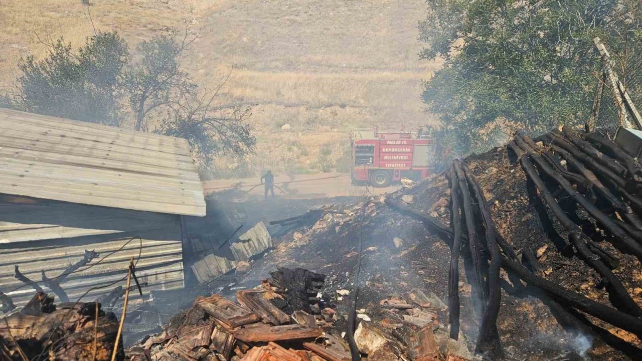 Akçadağ’da odunluk yangını korkuttu