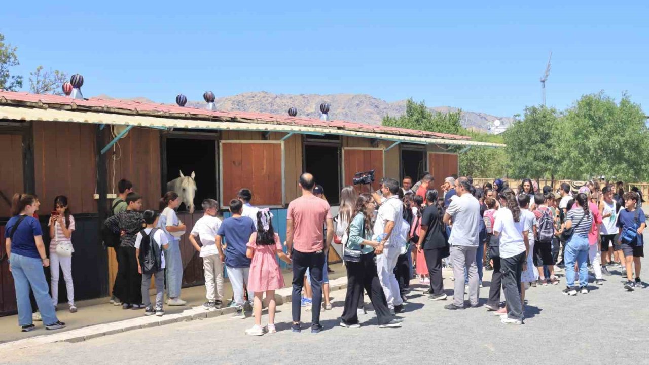 Elazığ’da çocuklar doyasıya gezdi