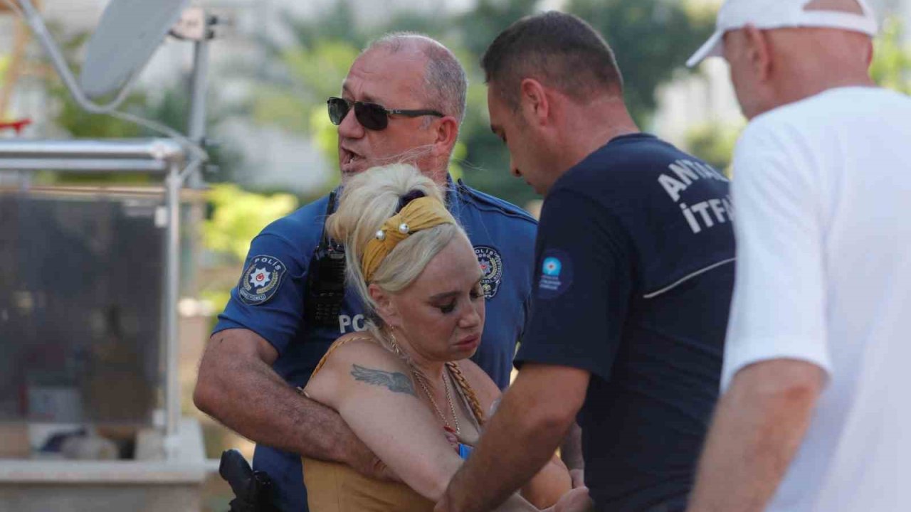 Yanan evini gören kadın baygınlık geçirdi, kedisi oksijen maskesiyle kurtarıldı