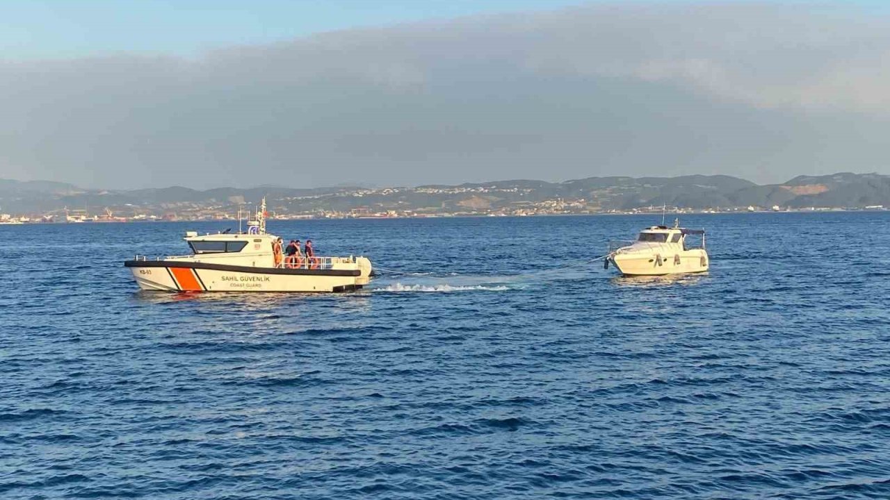 Tekne faciası son anda önlendi: 3 kişiyi boğulmaktan sahil güvenlik kurtardı
