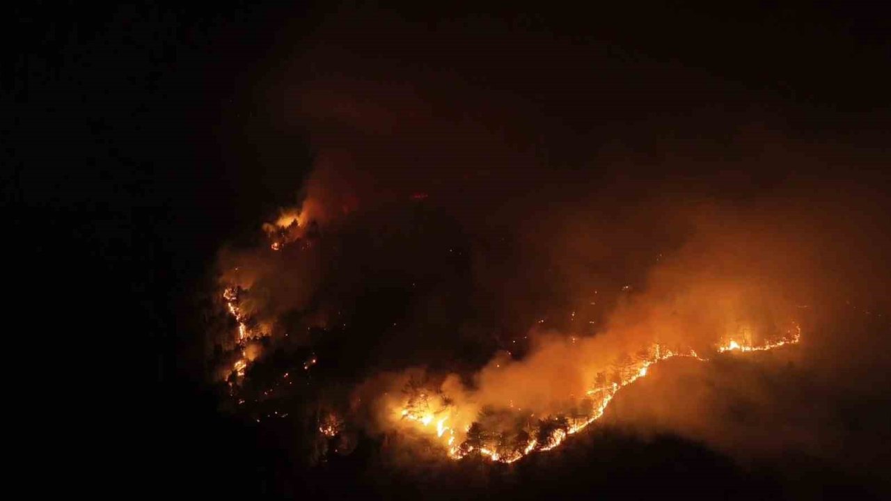Karabük’te geceyi aydınlatan orman yangını böyle görüntülendi