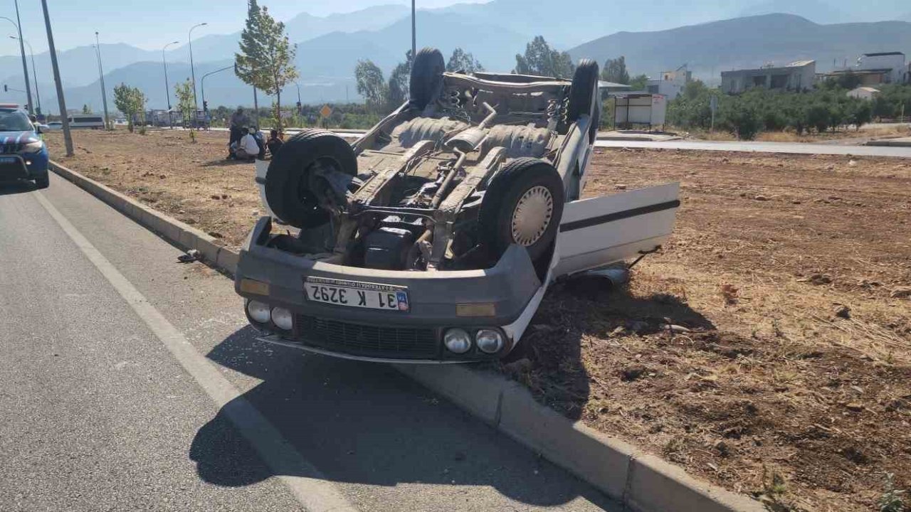 Takla atarak ters dönen otomobilin sürücüsü yaralandı