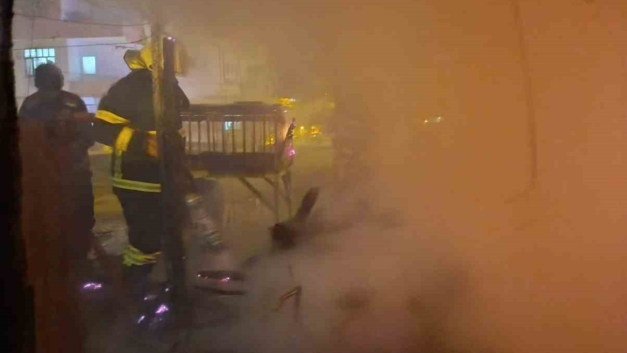 Fırına ait odunlar yanarak küle döndü