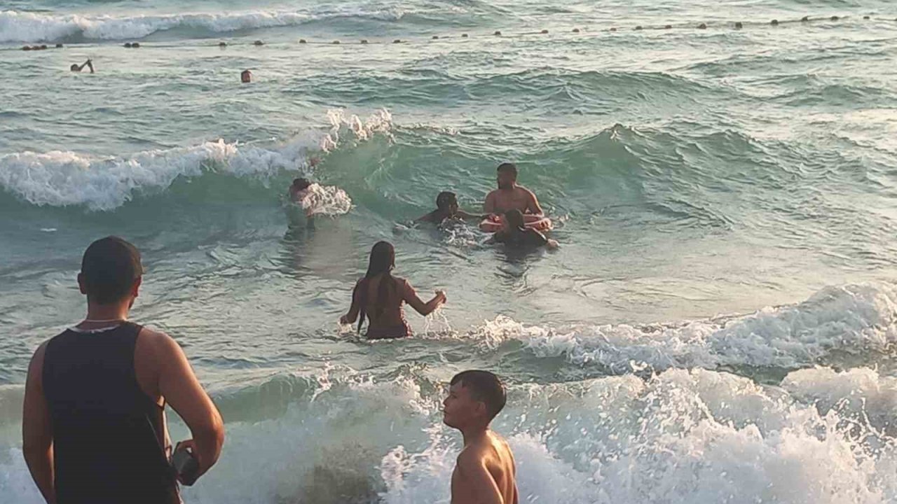 Denizde akıntıya kapılan 3 kız çocuğunun ölümle, yaşam arasındaki mücadele anları kamerada