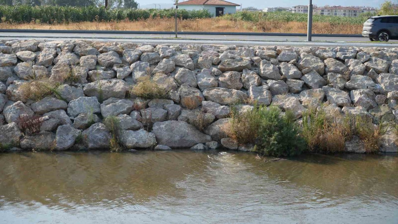 Edremit Çayı’ndan yayılan kötü koku tepkilere neden oldu