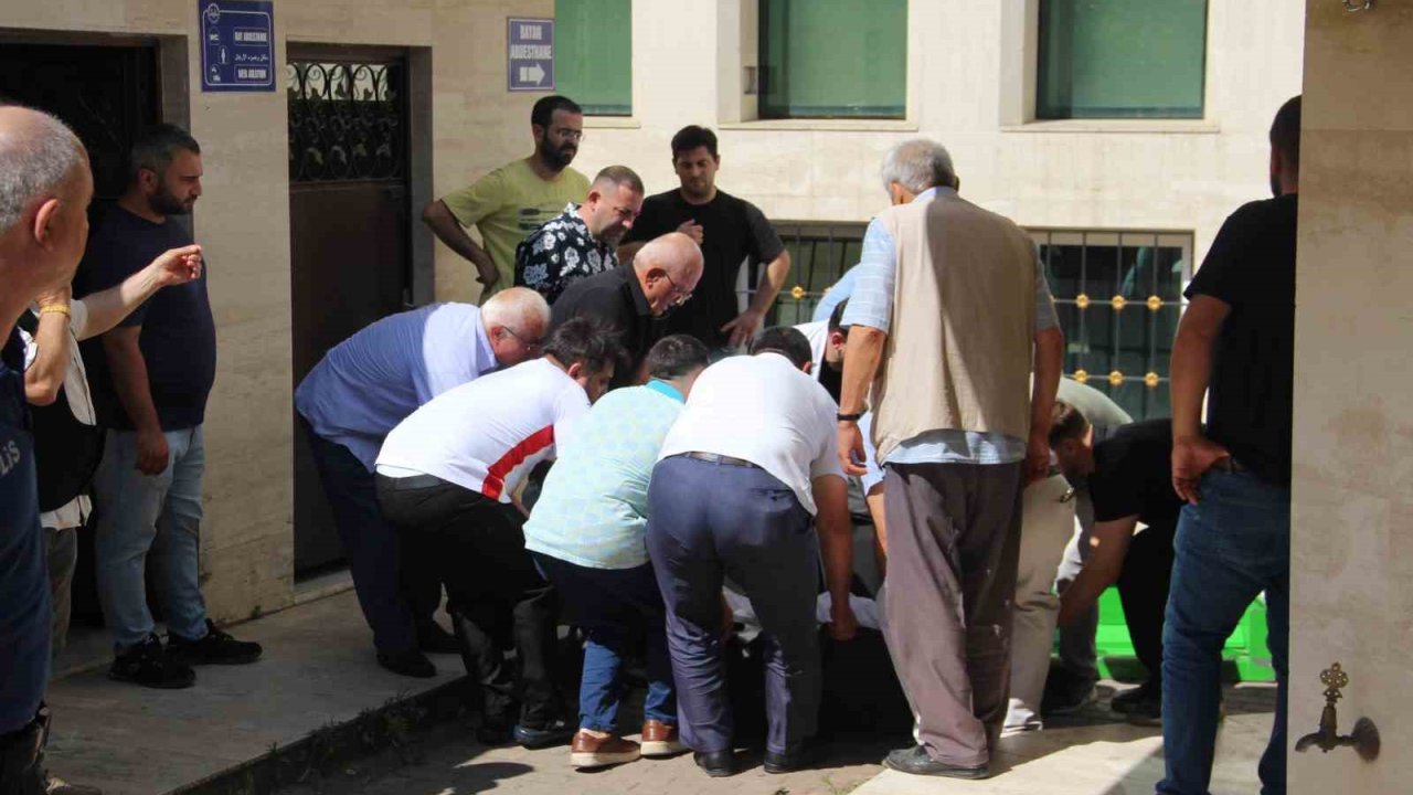 Cami şadırvanında ölü bulundu