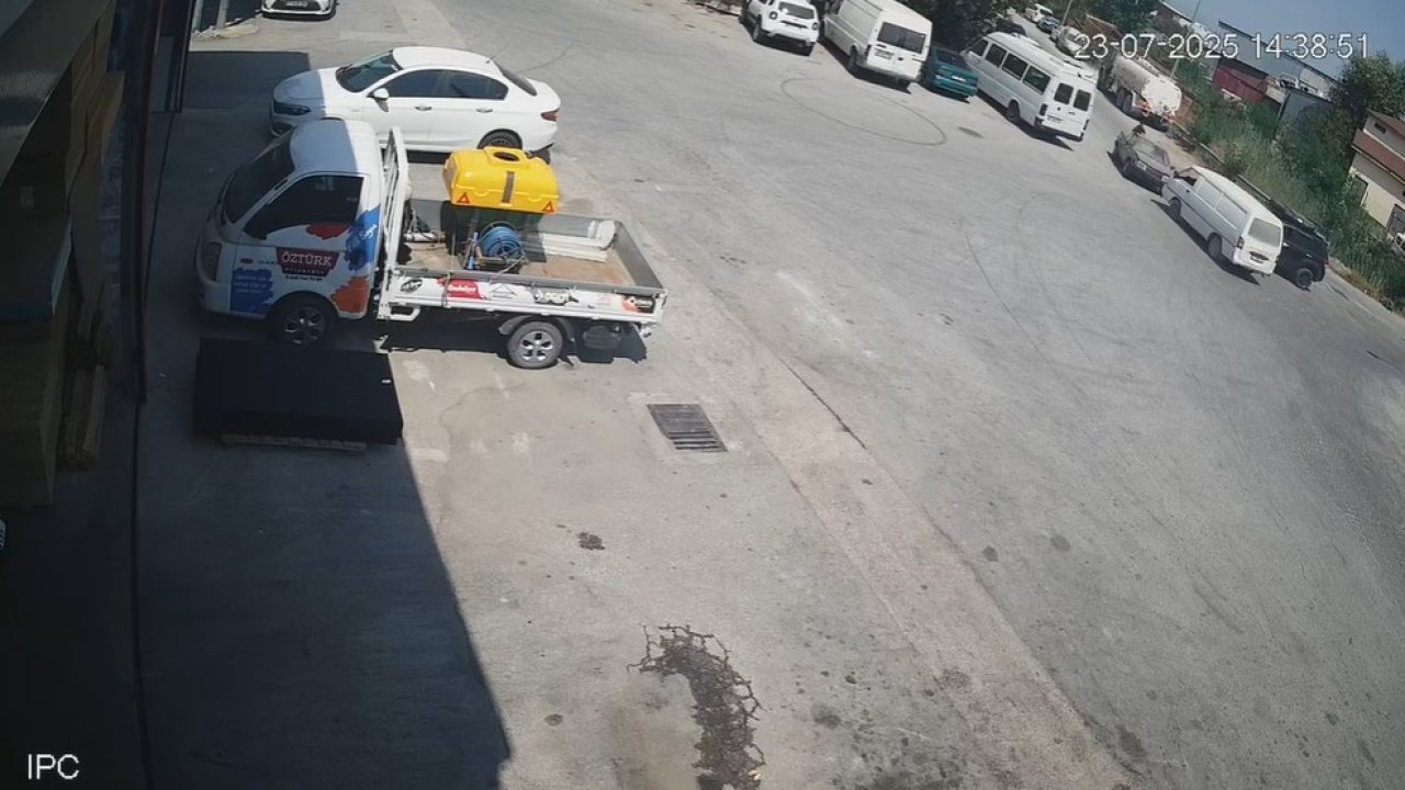 Manavgat’ta iki otomobilin çarpıştığı anlar kamerada