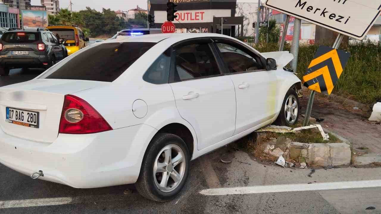 Manavgat’ta iki otomobil kavşakta çarpıştı: 1 yaralı