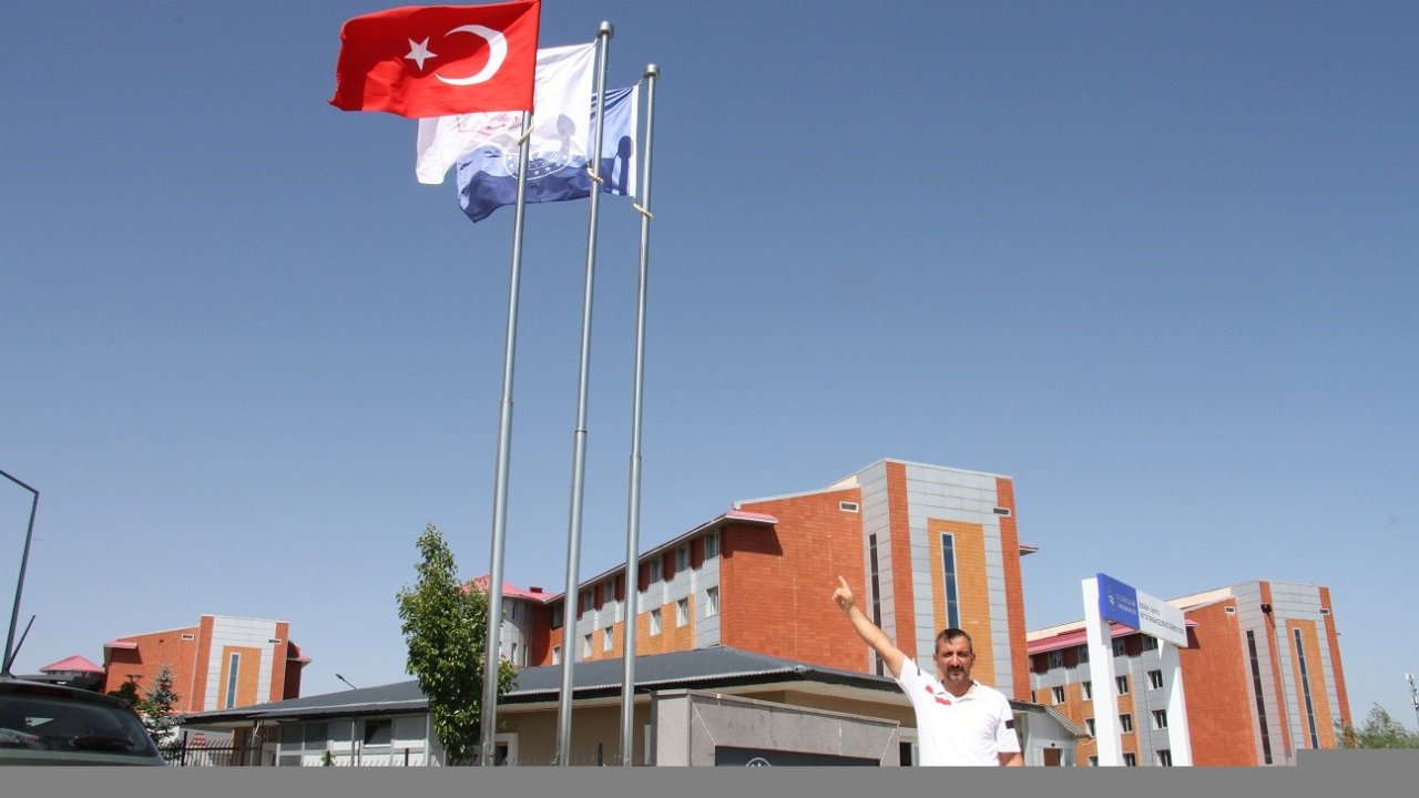 Spor tesislerindeki bayraklar yenilendi