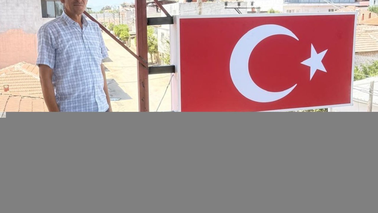 Seçimi kazanan muhtar ilk maaşıyla Türk Bayrağı yaptırdı