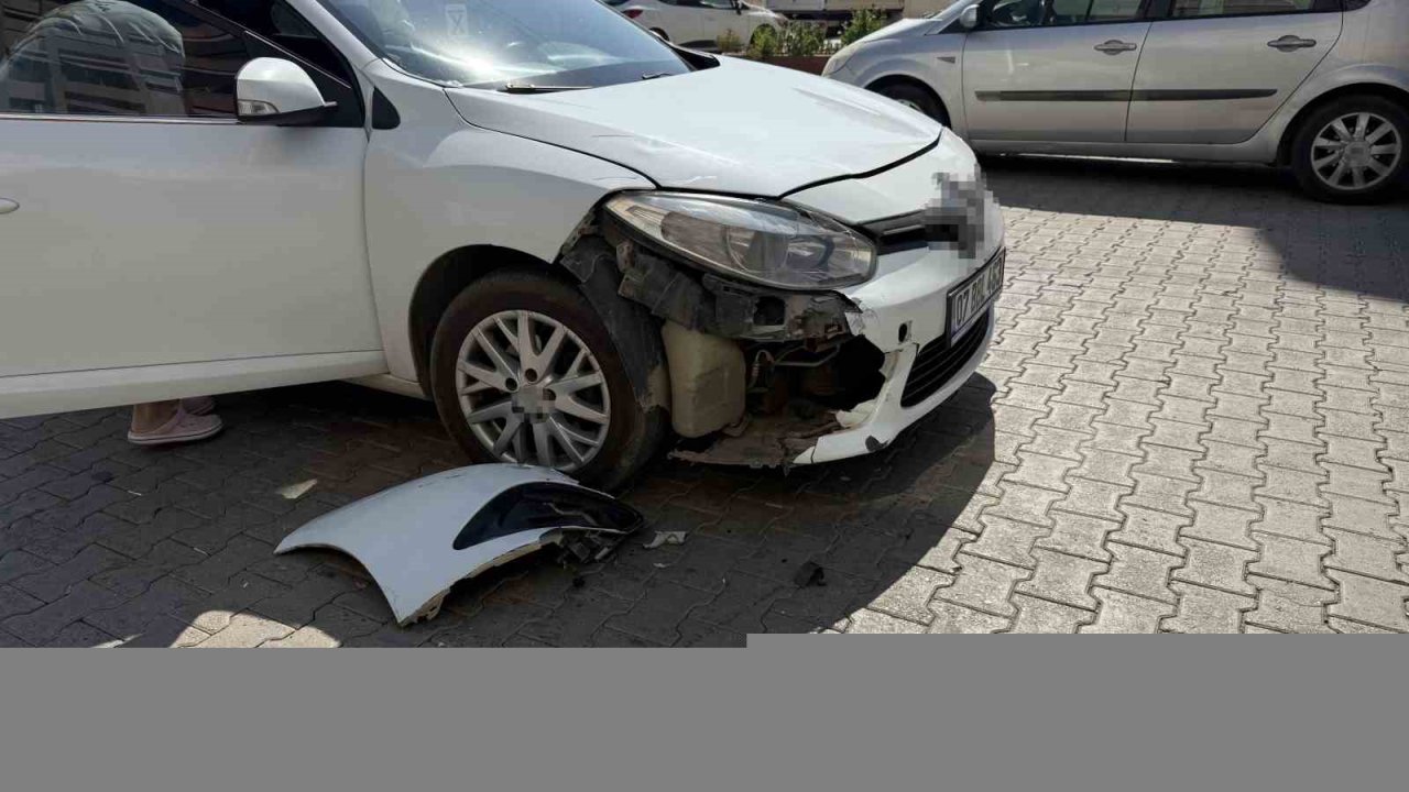 Otomobille motosiklet çarpıştı: 1 yaralı