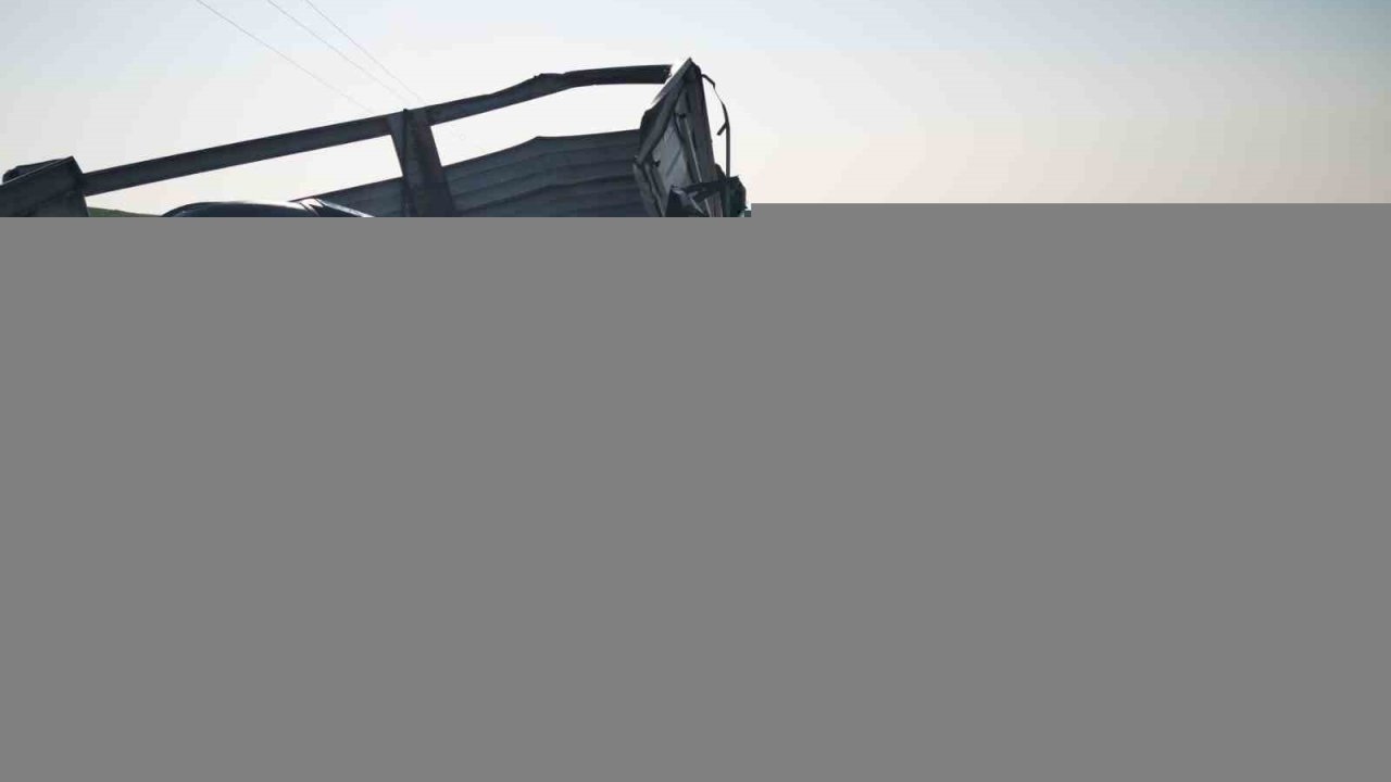 Kamyonet kamyona çarptı: 1 yaralı