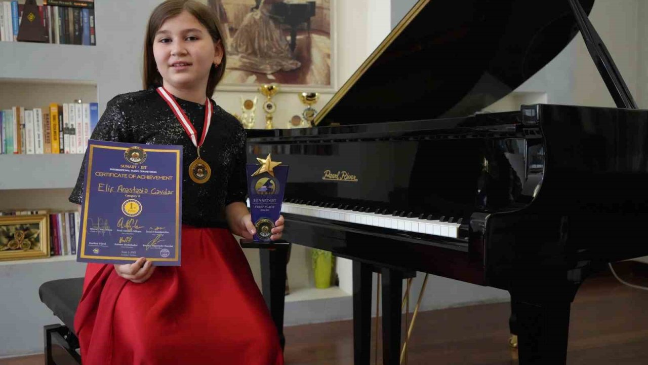 Piyanonun genç yeteneği Elif, yarışmada birinci oldu
