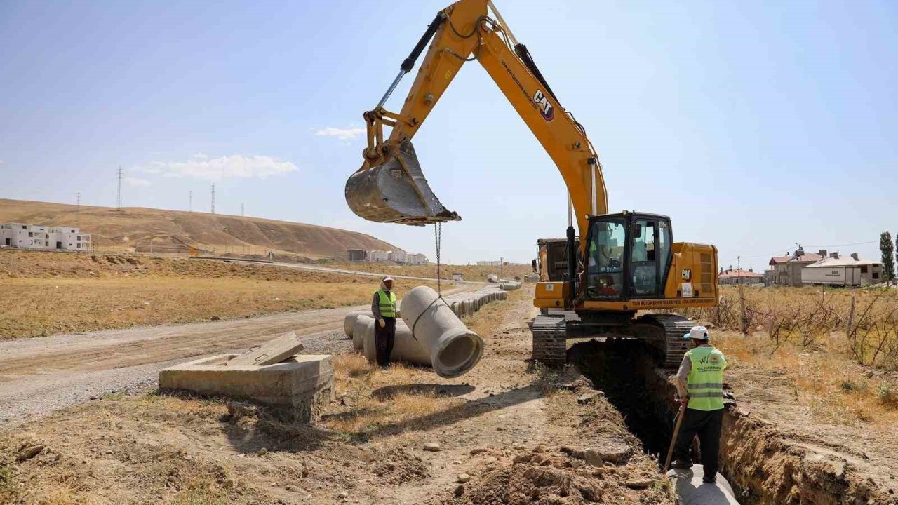 Van Büyükşehir Belediyesi Elmalık Yolu’nda çalışmalarını sürdürüyor