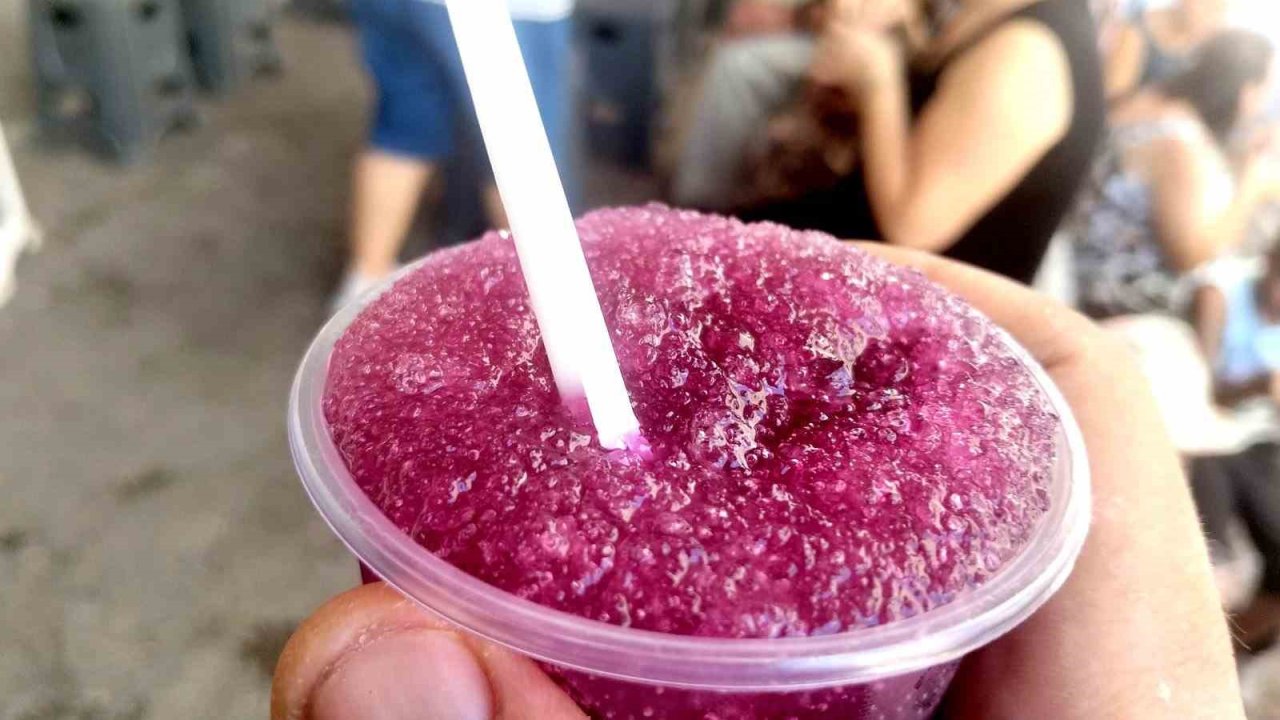 Muğla’da sıcaktan bunalan vatandaşlar kar helvasıyla serinliyor