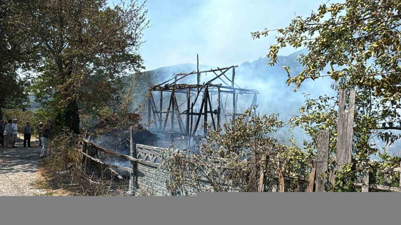 Yakılan anız ahırı yaktı, eve sıçramadan söndürüldü