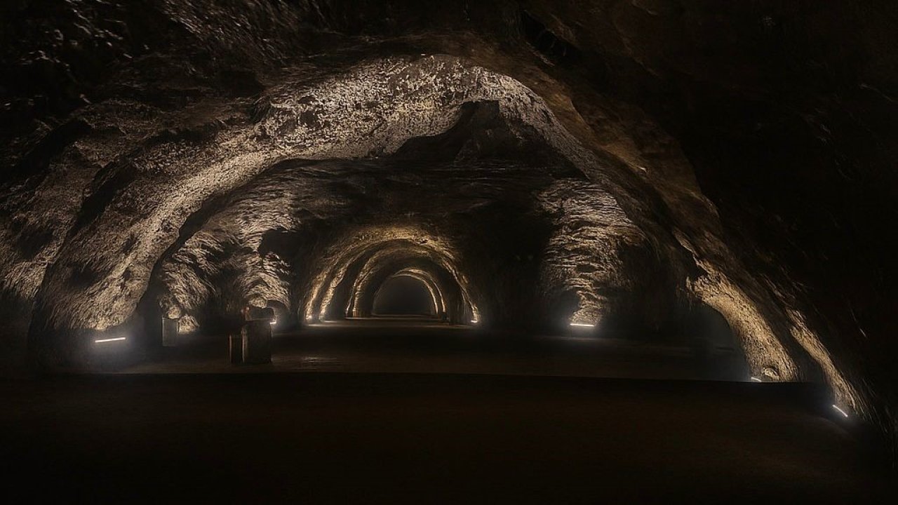 Termometreler 40 dereceyi aştı: Vatandaşlar, serinlemek için yerin 150 metre altına iniyor