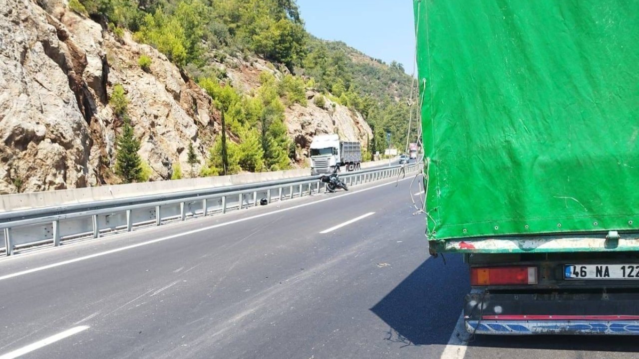 Kamyonete arkadan çarpan motosikletli yaralandı