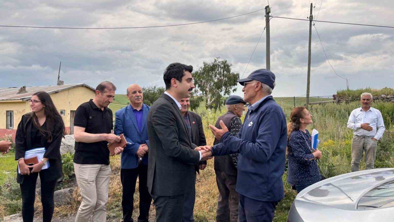 Susuz Kaymakamı Tutal, makamda oturmuyor