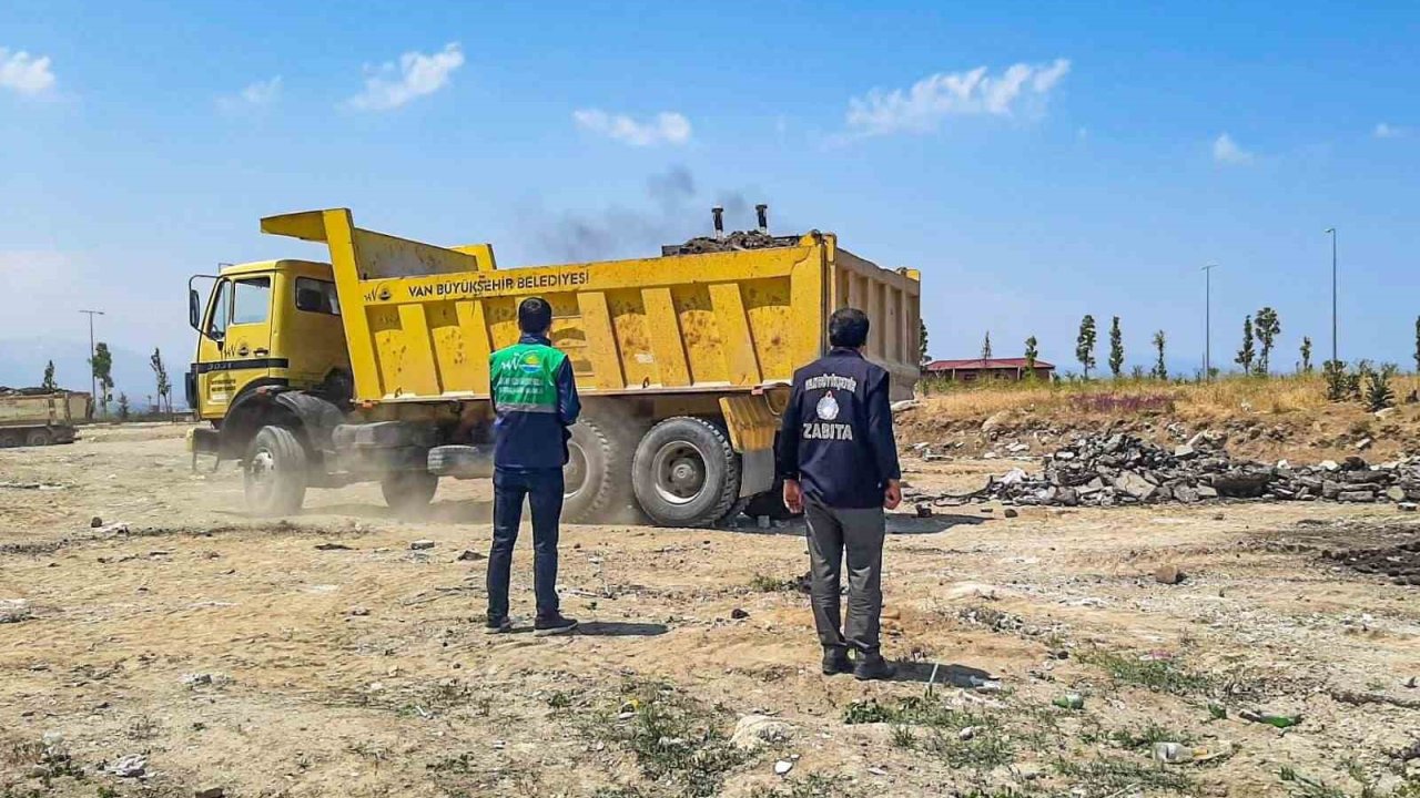 Van Büyükşehir Belediyesi’nden hafriyat temizleme çalışması