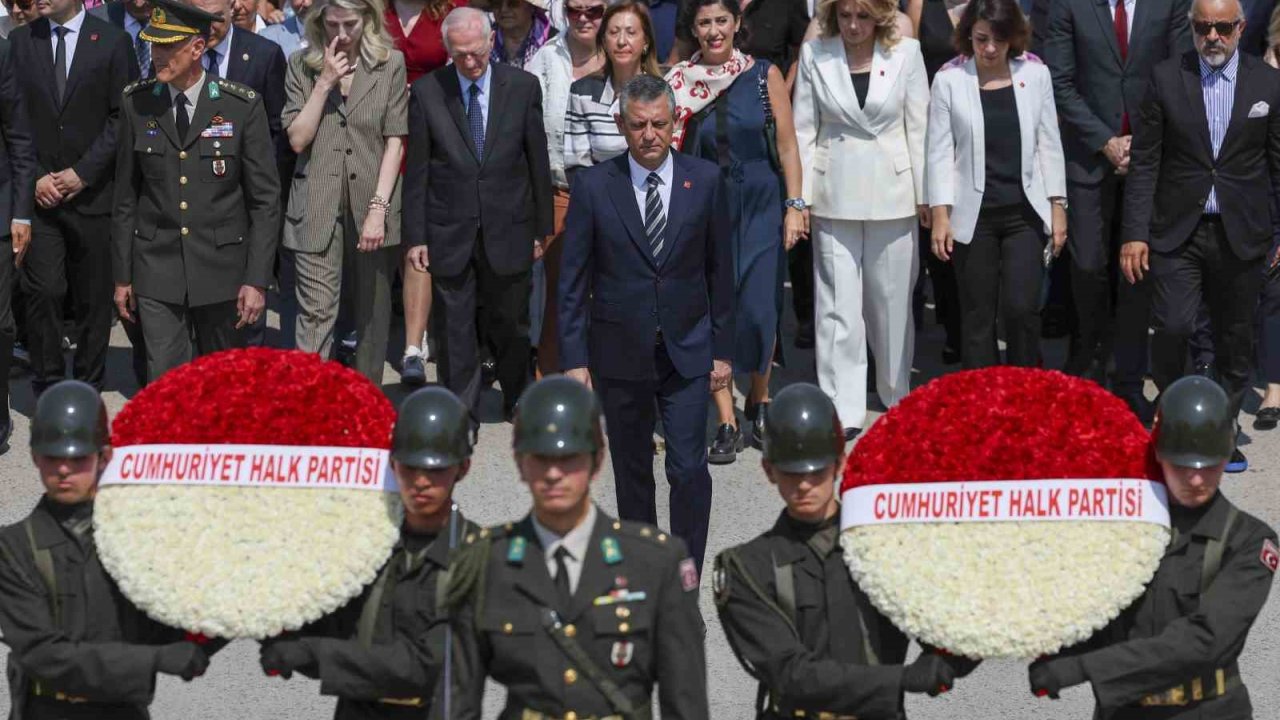 CHP Genel Başkanı Özel, Lozan Antlaşması’nın 102’nci yıldönümünde Anıtkabir’i ziyaret etti
