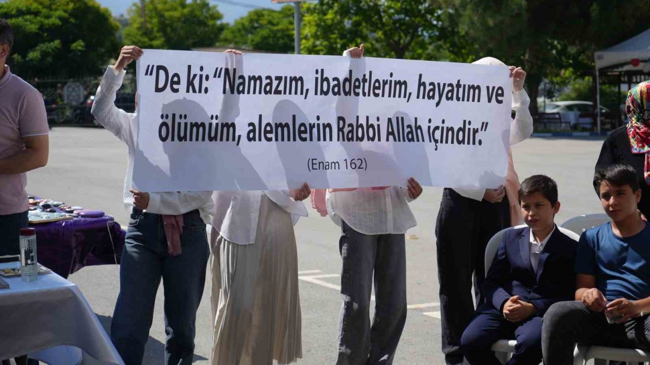 Yatılı yaz Kur’an kursu öğrencilerinden coşkulu final: İTÜ’deki pankartı açtılar