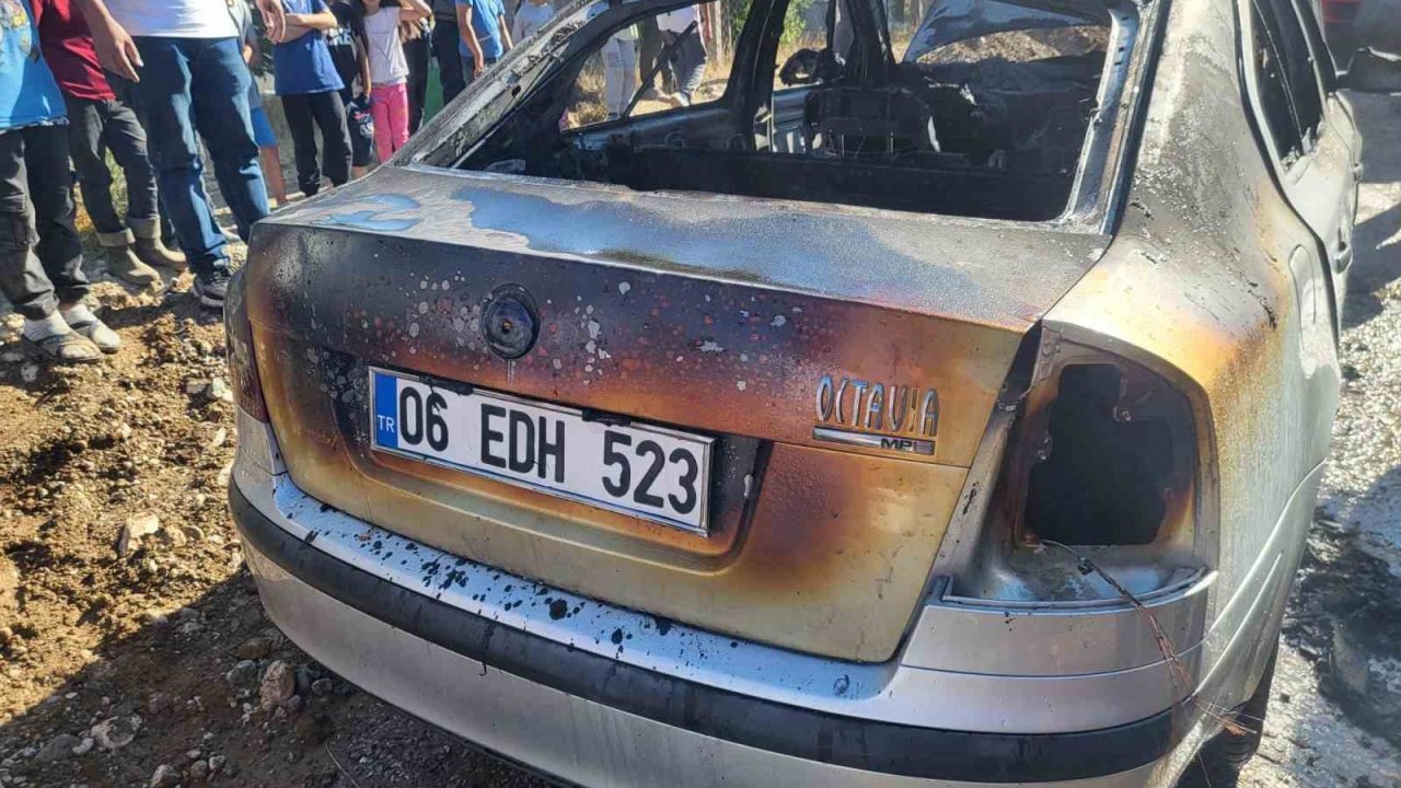 Çorum’da park halindeki araç alev alev yandı