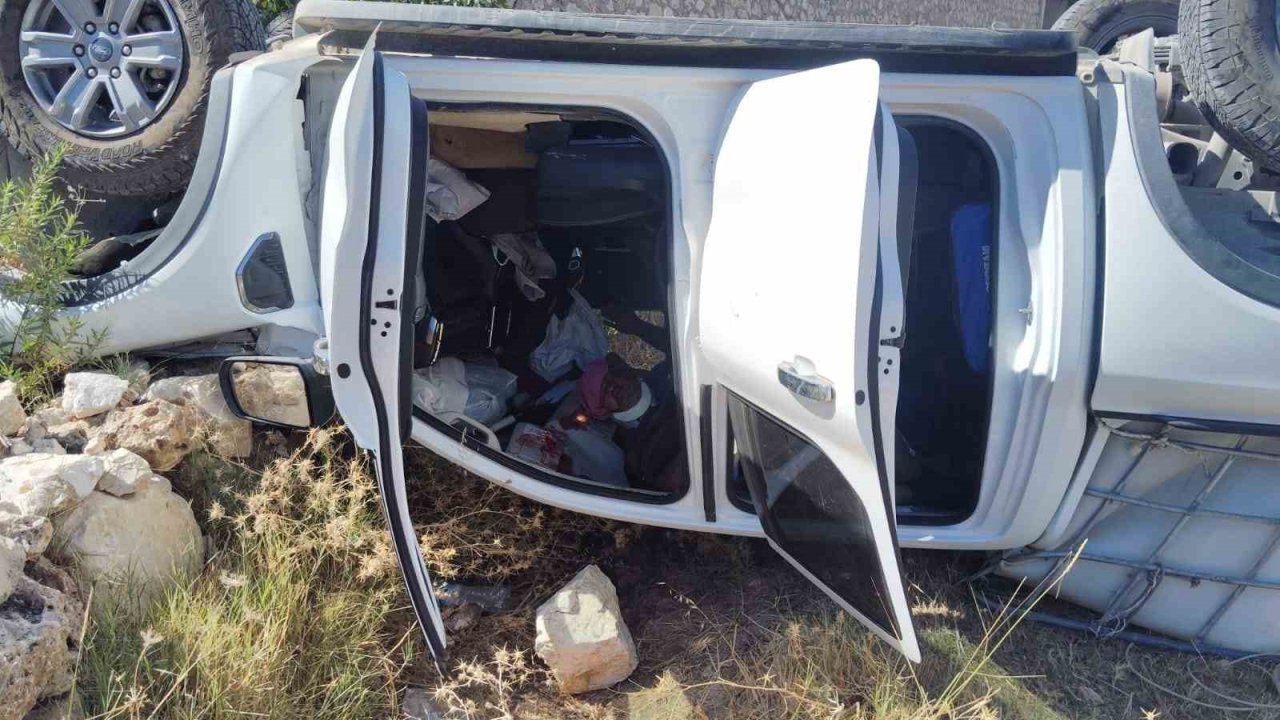 Uçurumdan yuvarlanan pikabın sürücüsü yaralandı