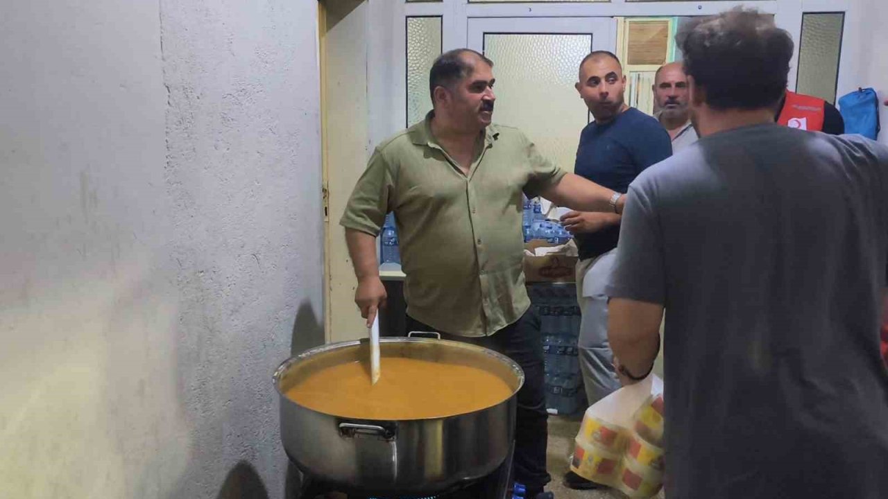 Yangın bölgesindeki muhtar köye gelen yardım ekibine çorba yaptı