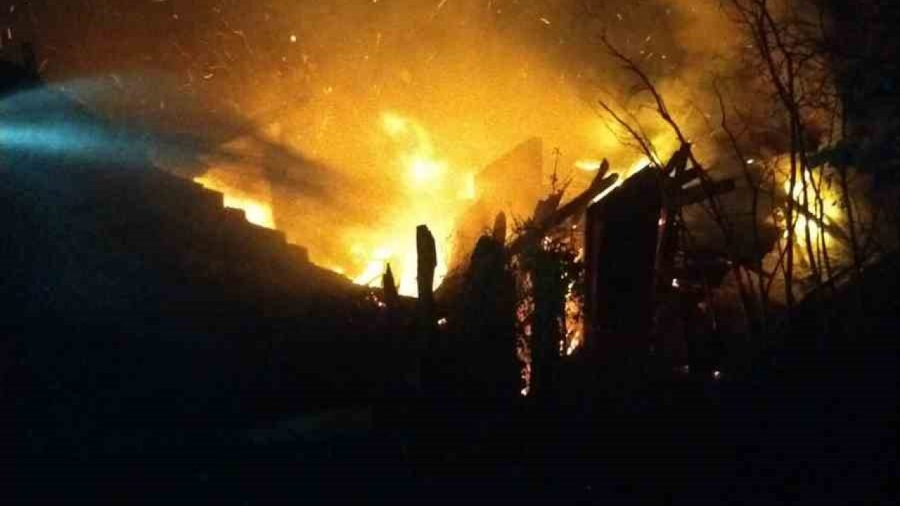 Kastamonu’da çıkan yangında ev ve samanlık küle döndü