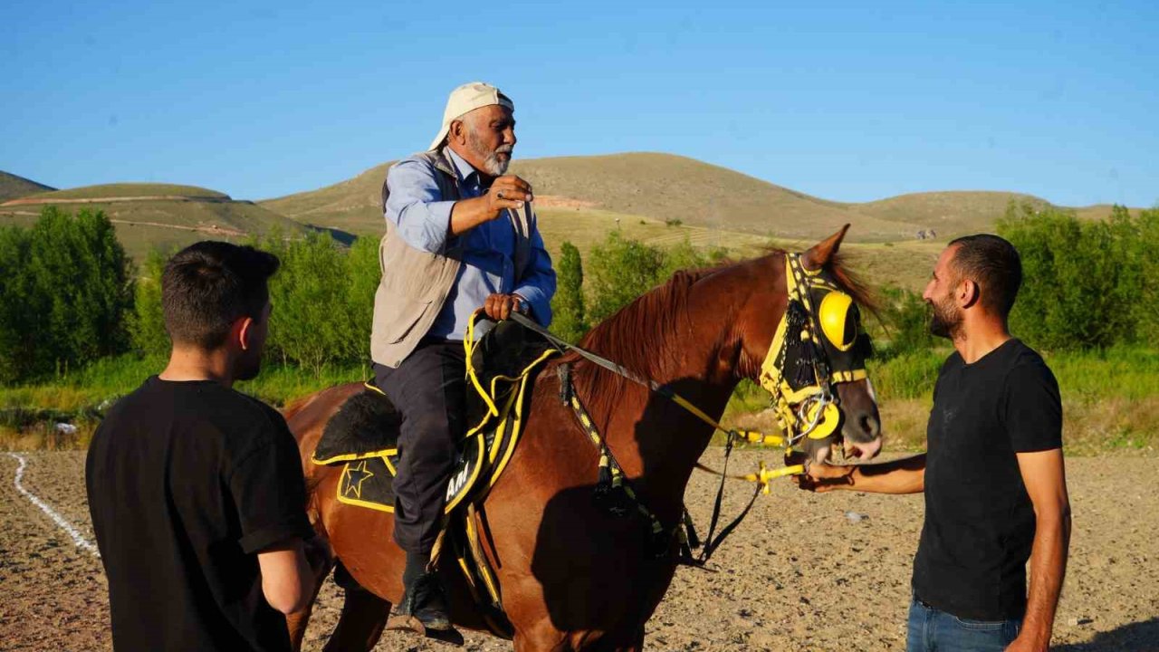 50 yıllık cirit sevdasını üçüncü kuşakta yaşatıyor: 71 yaşındaki usta ciritçi ata sporu ciridi çocuklarına ve torunlarına aktarıyor