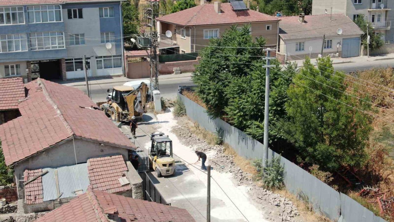 Oklubalı Mahallesi’nde kilitli taş döşeme çalışmaları sürüyor