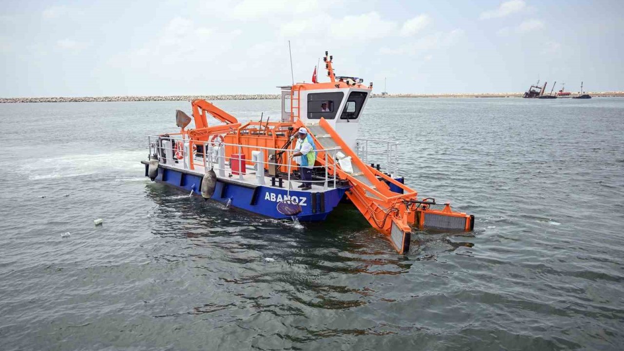 Mersin’in denizi atıklardan arındırılıyor