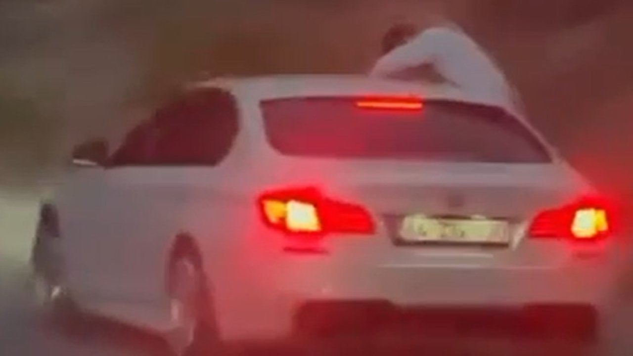 Trafikte camdan sarktı, sigara izmaritini yola attı