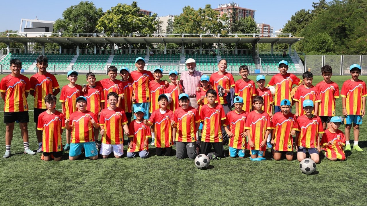 Başkan Çolakbayrakdar yaz okullarında çocuklarla buluştu