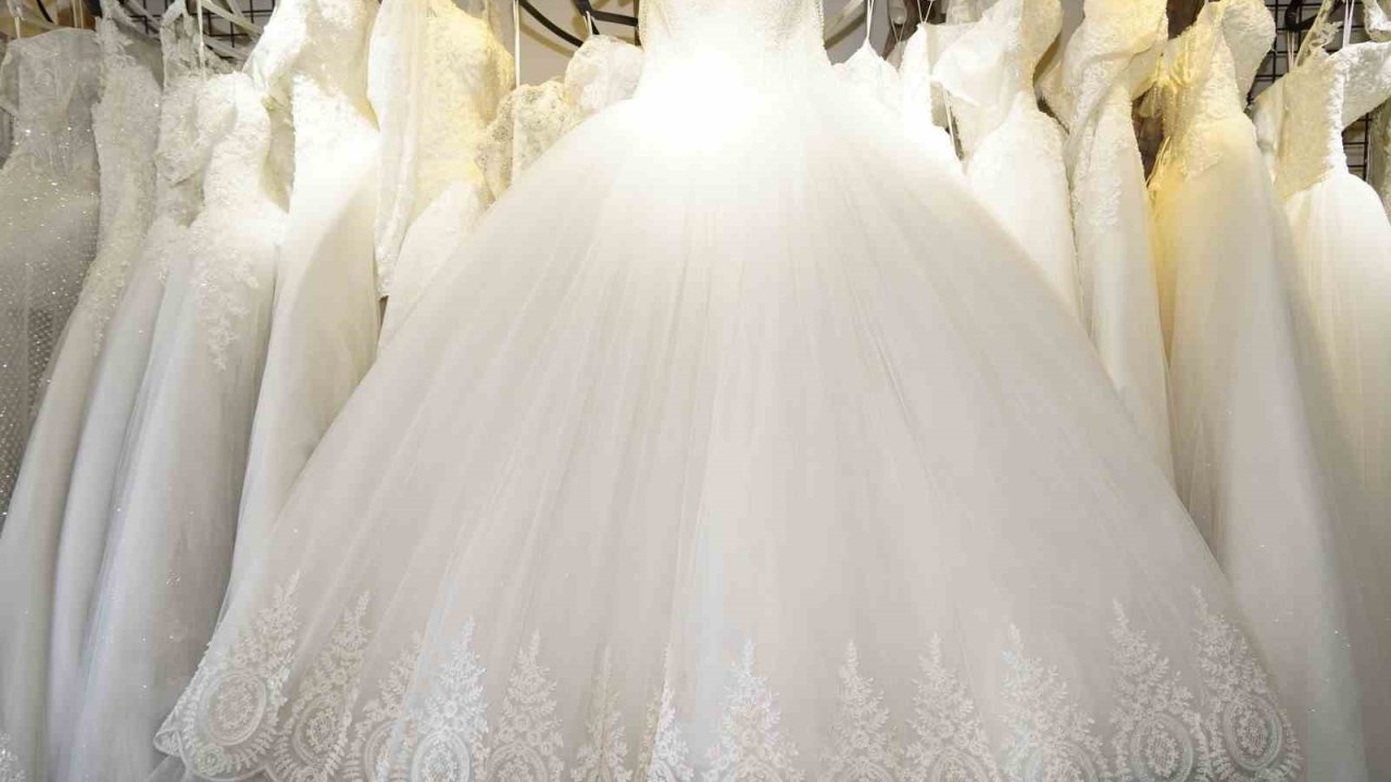 Yunusemre Belediyesinin gelinlik mağazası hizmeti sürüyor