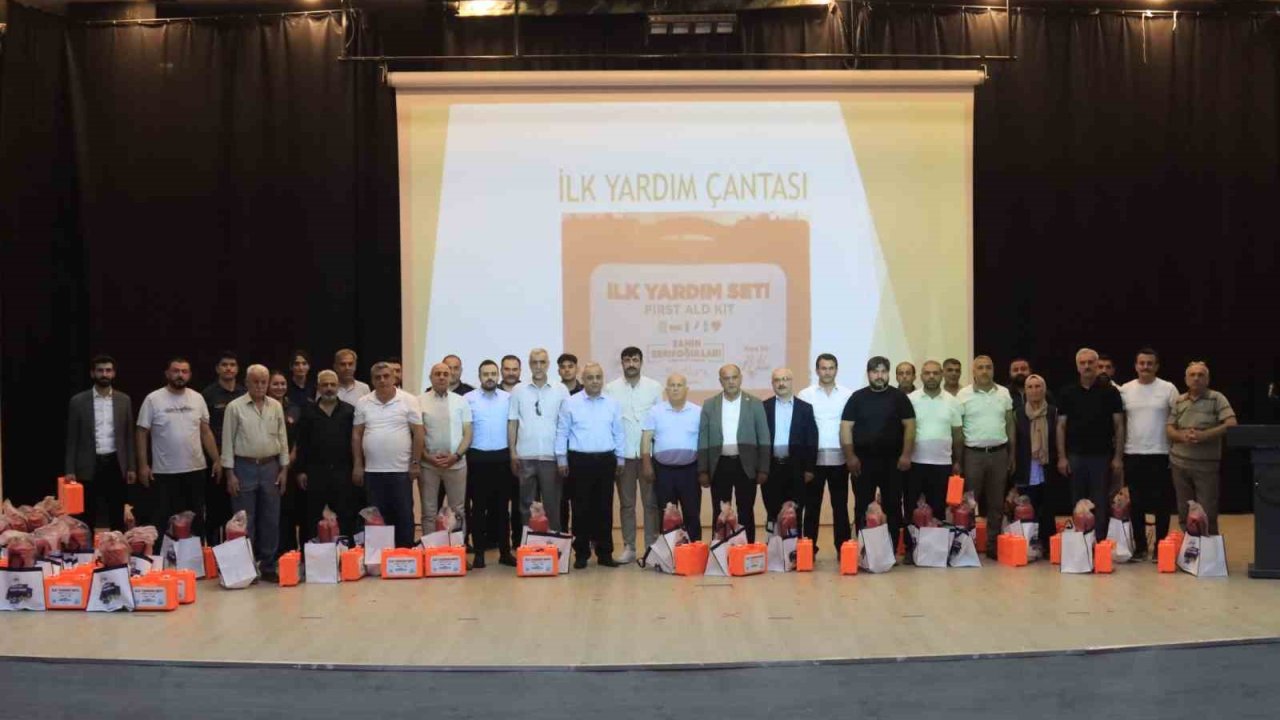 Elazığ Belediyesi muhtarlara ilk yardım ve yangın söndürme tüpü dağıttı
