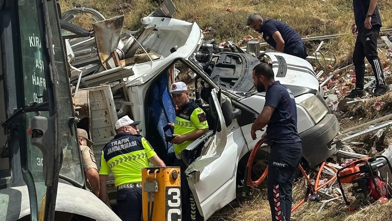 Bingöl’de hurda yüklü pikap devrildi: 1 yaralı