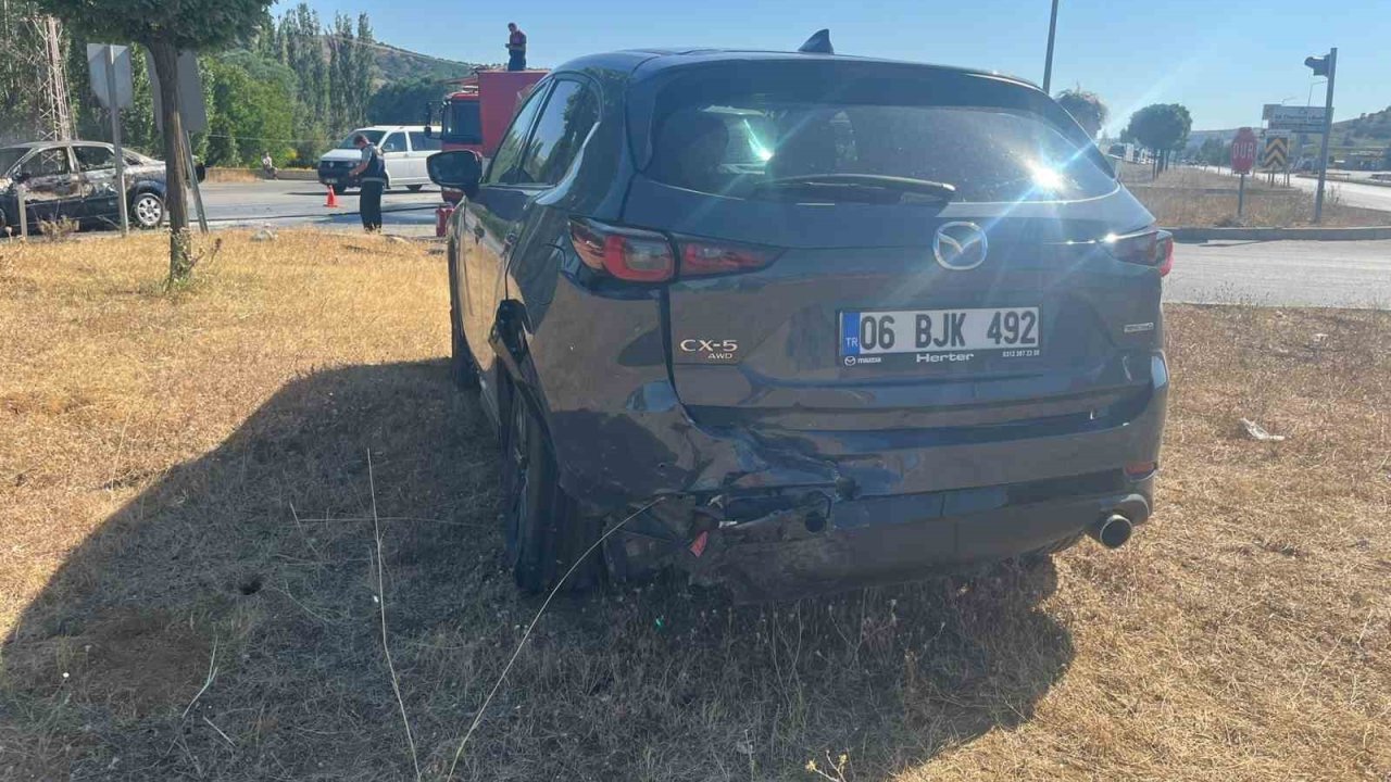 Çorumda iki otomobil çarpıştı: 4 yaralı