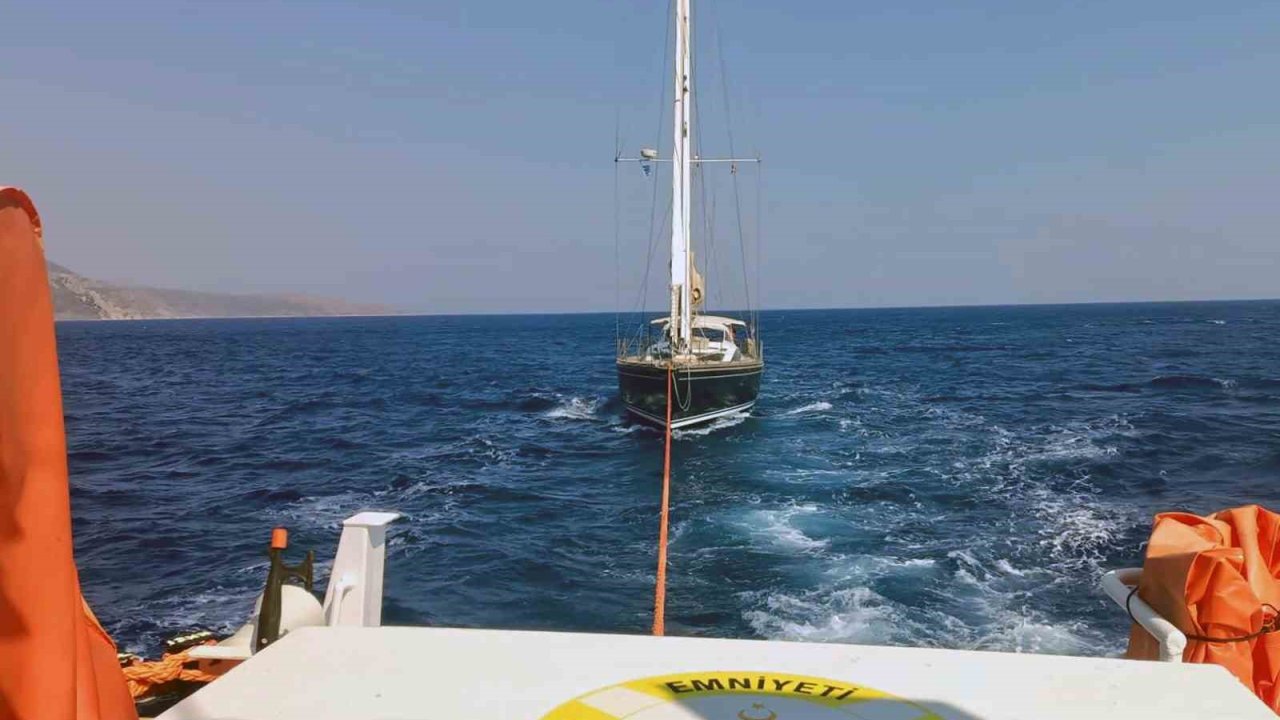 Datça’da açıklarında arızalanan ve sürüklenen yelkenli tekne kurtarıldı