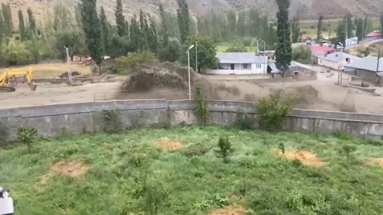 Kars’ta selin geliş anı kamerada