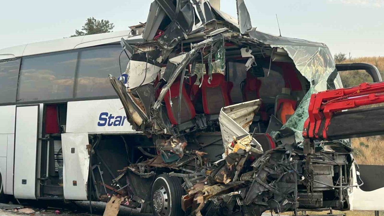 Mersin’de otobüs tıra çarptı:  9 yaralı