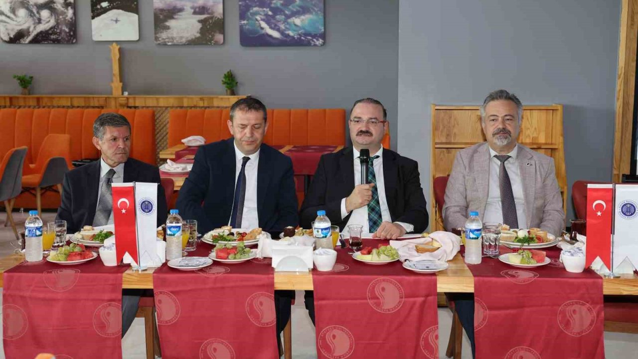 Rektör Hacımüftüoğlu okul yöneticileriyle bir araya geldi