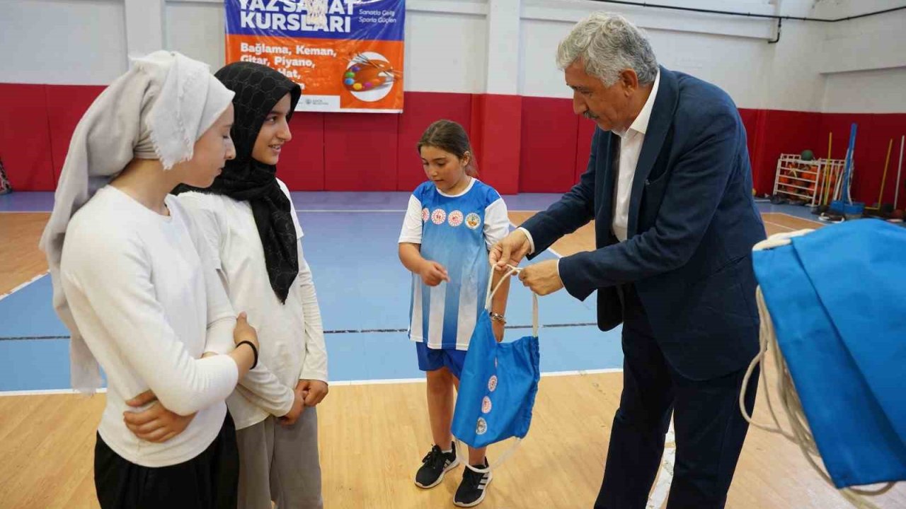 Kahta Belediyesi yaz spor okullarında basketbol ve voleybol heyecanı sürüyor