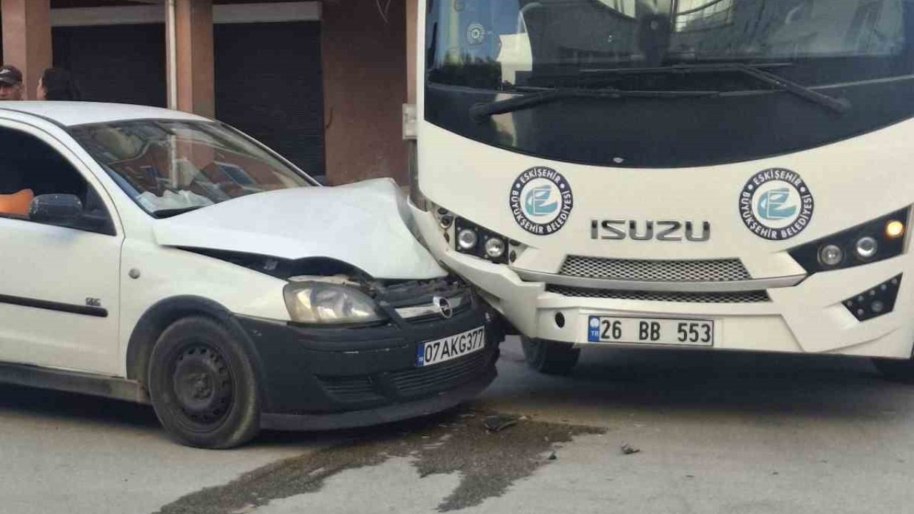 Belediye ve hafif ticari araç çarpıştı