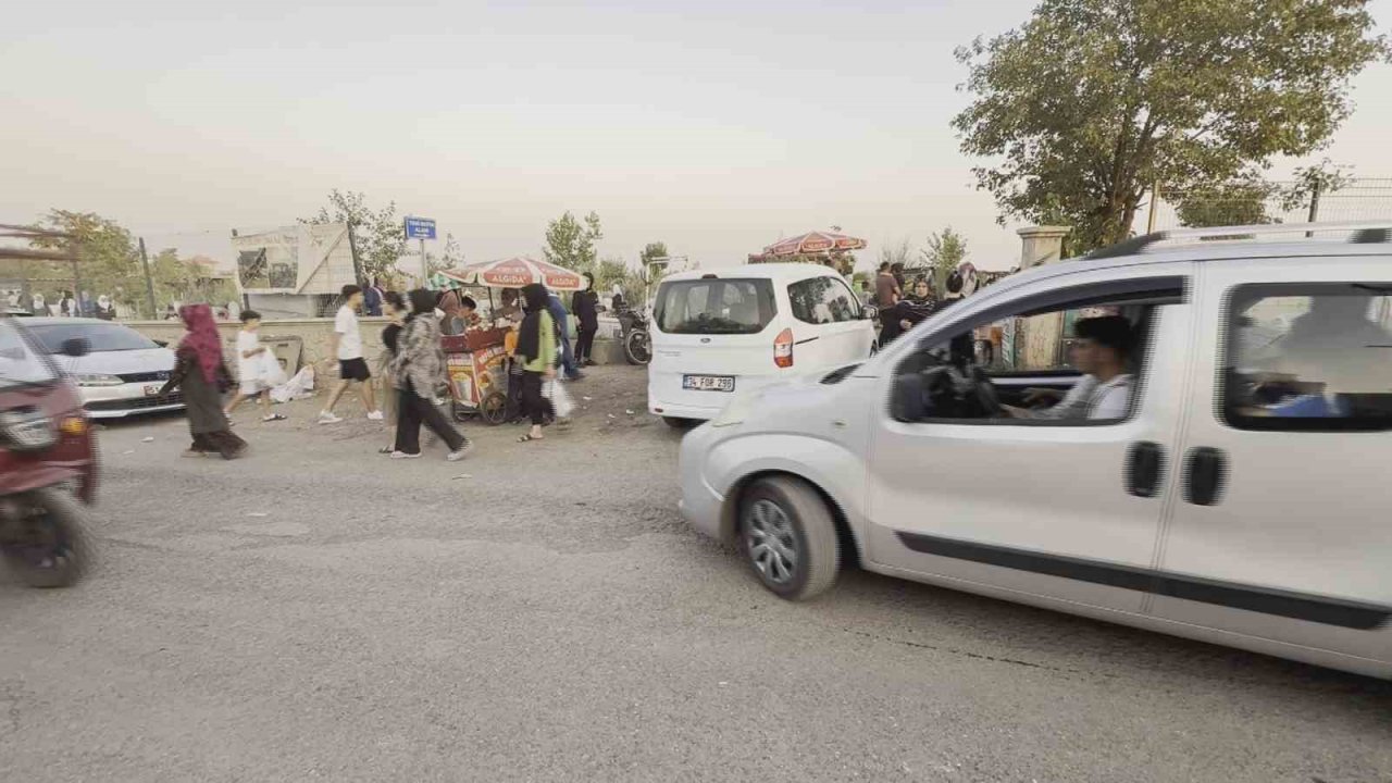 Diyarbakır Yeniköy Mezarlığı’nda araç trafiği ve kirlilik tepki çekiyor