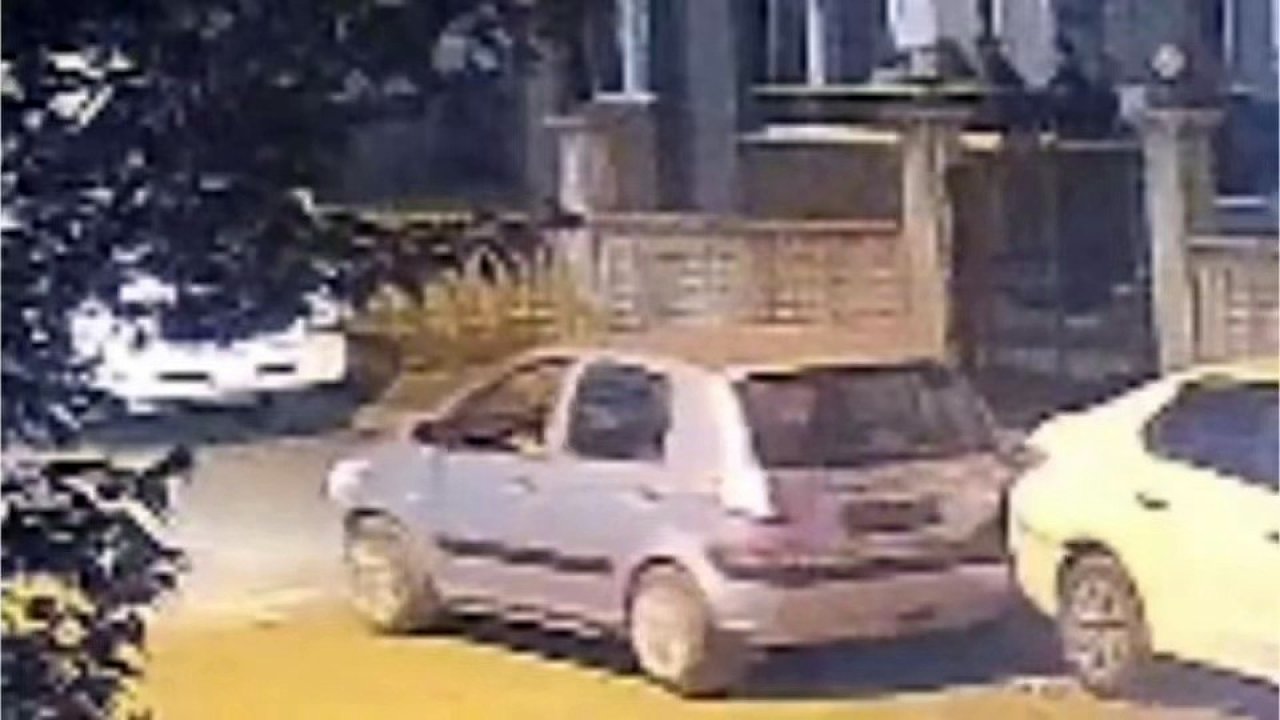 Park halindeki araca çarpıp kaçtı: O anlar kamerada